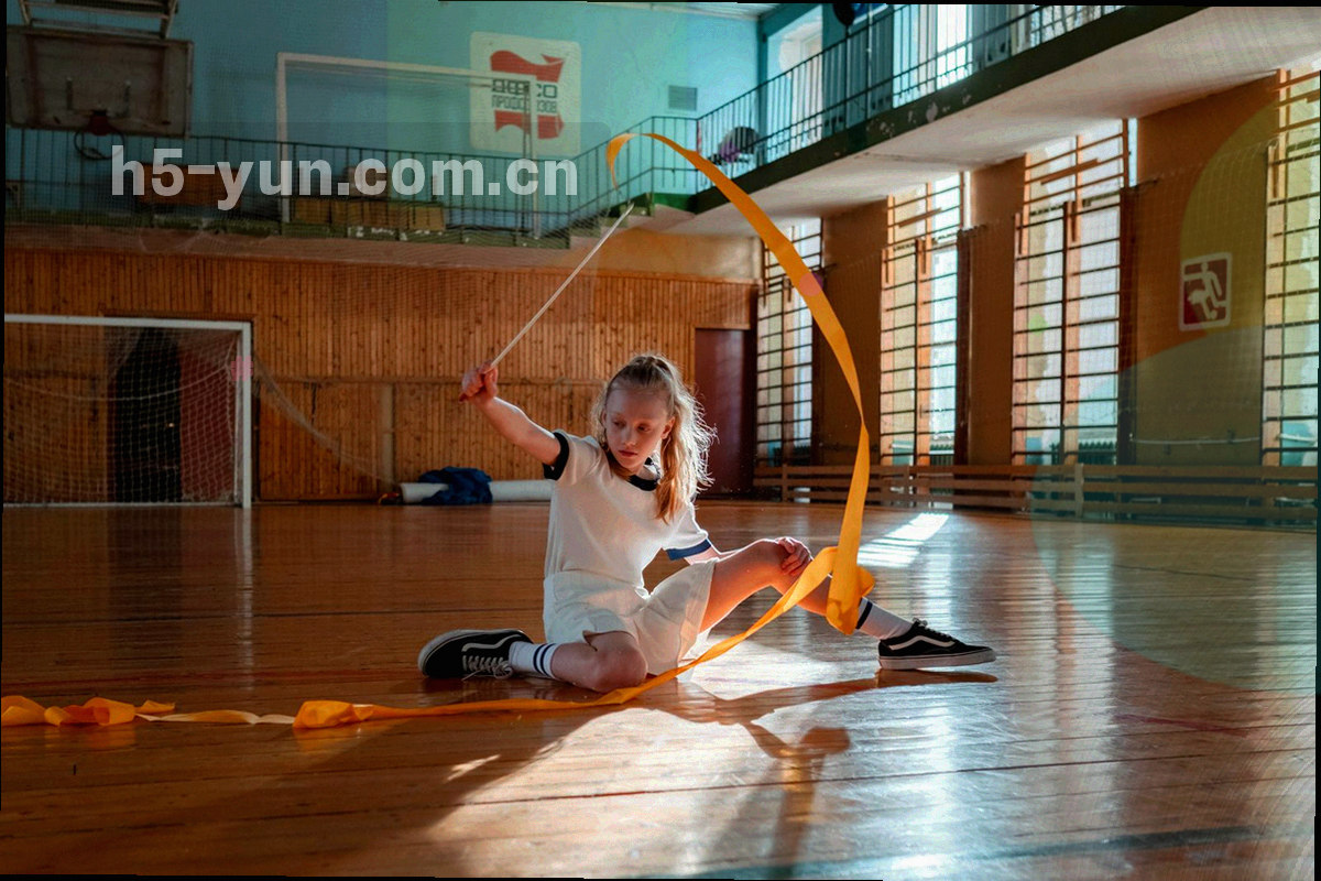 两张屏幕组成的数据工作台局部特写，左侧是接口文档，右侧是滚动中的比分列表，画面中没有人物面部